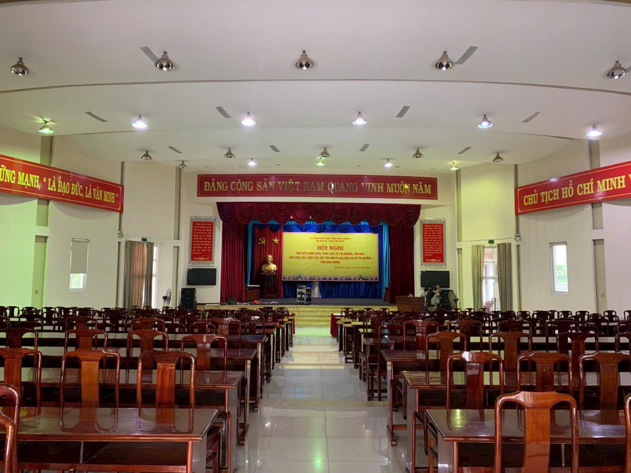 Hoi truong Truong Chinh Tri Binh Duong