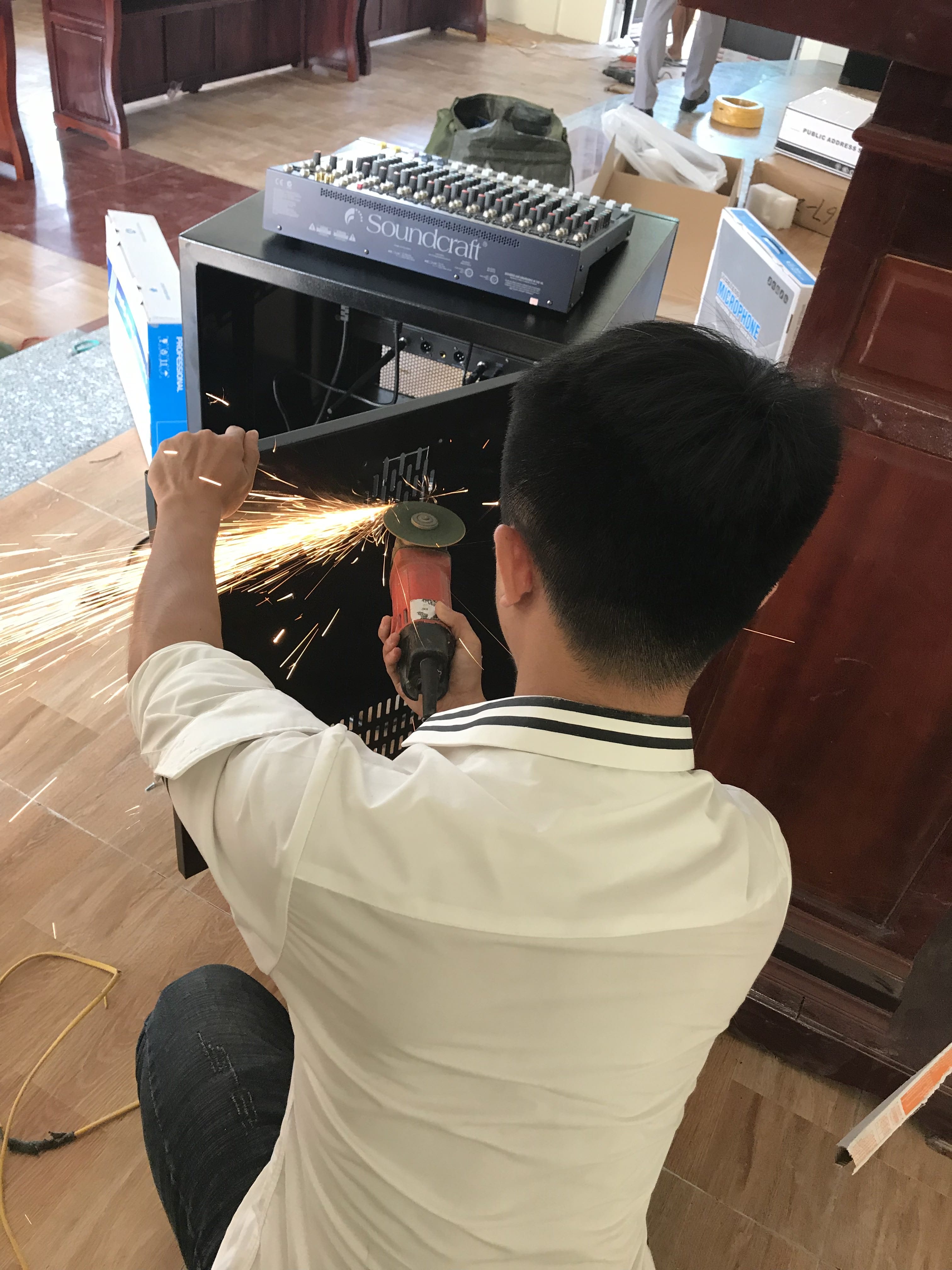 Kỹ sư âm thanh của Lạc Việt Audio đang lắp đặt thiết bị