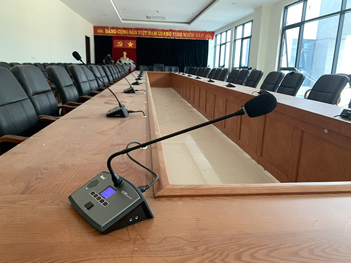 Lắp đặt âm thanh phòng họp tại TP Lạng Sơn 4 Micro dai bieu duoc bo tri gon gang tren ban hop