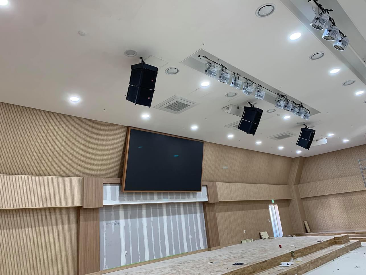 Với những hội trường diện tích rộng sử dụng các dòng array là rất phù hợp