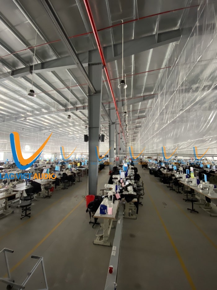 Xưởng may của công ty được trang bị hệ thống loa chuyên nghiệp