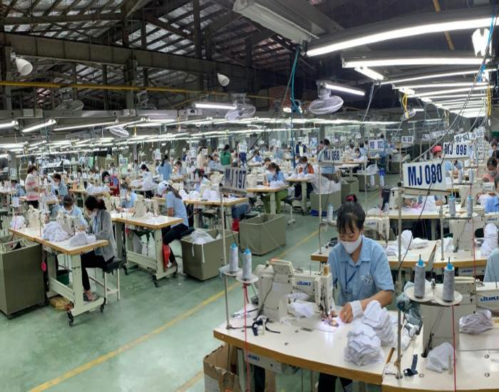 Khu vực được lắp loa treo trần thông báo trong xưởng