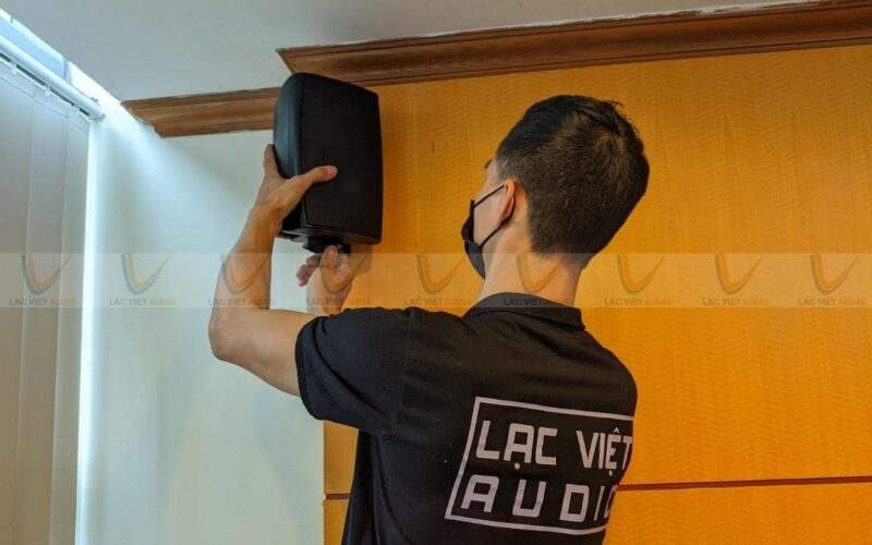 Lắp đặt loa treo tường cho hệ thống âm thanh phòng họp