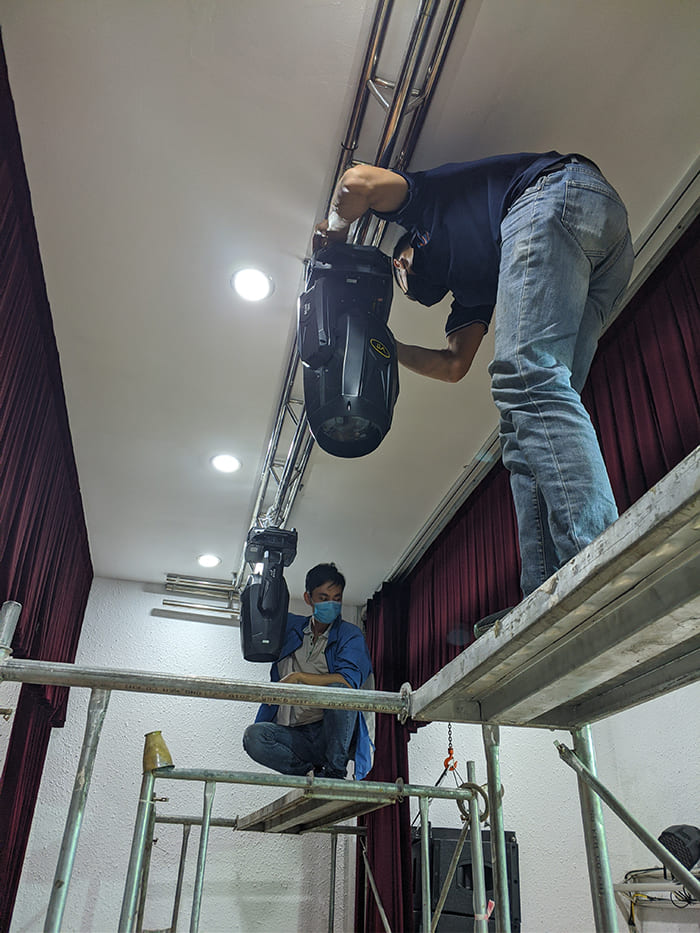 Lắp đặt hệ thống đèn sân khấu hội trường