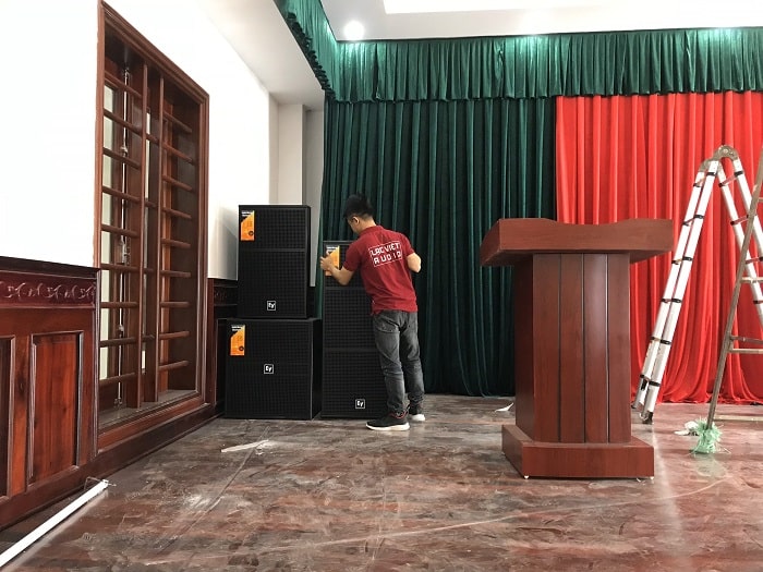 Kỹ thuật viên âm thanh vận chuyển tận nơi và lắp đặt chuyên nghiệp hệ thống loa trên sân khấu