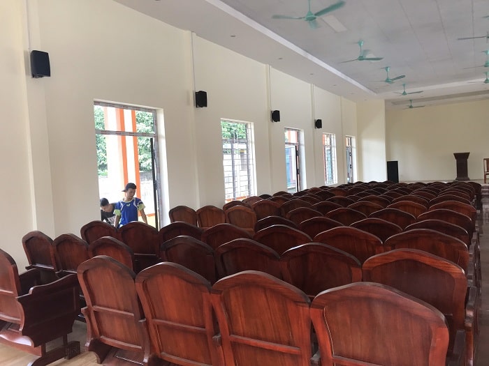Loa vệ tinh được bố trí xung quanh hội trường