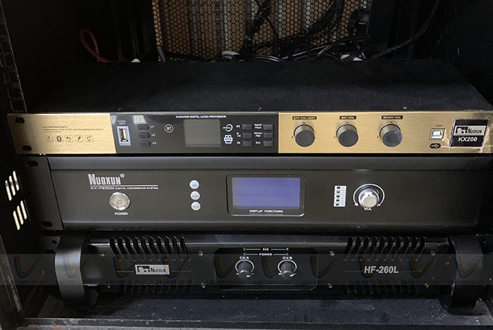 Amply trung tâm Nuoxun NX7600M được lắp đặt gọn trong tủ rack