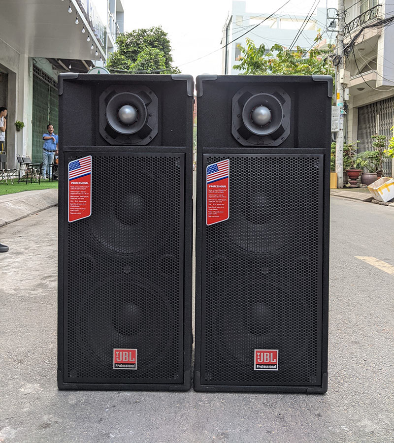 Định giá một con loa sân khấu cũ chủ yếu là dựa vào thời gian mà loa sân khấu đã được sử dụng trước đó