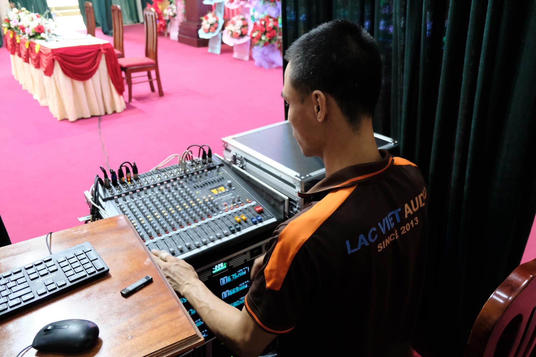 Kỹ thuật viên của Lạc Việt Audio đang căn chỉnh hệ thống trước khi bàn giao cho khách hàng 