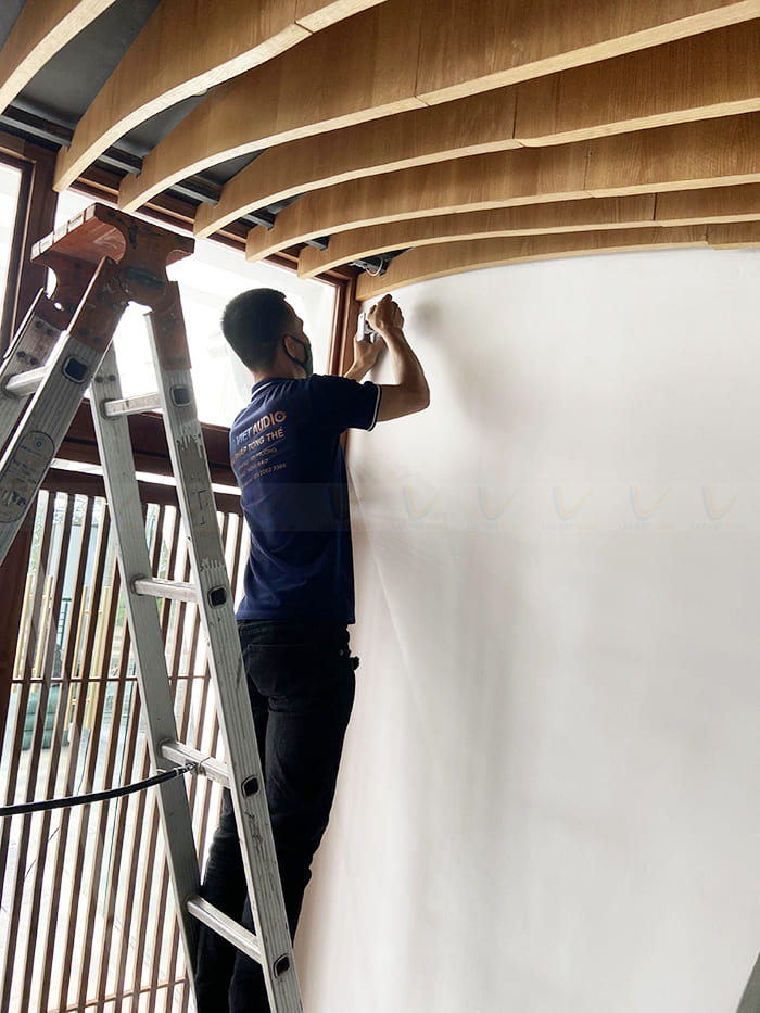 Kỹ thuật viên Lạc Việt Audio thực hiện lắp giá loa treo tường
