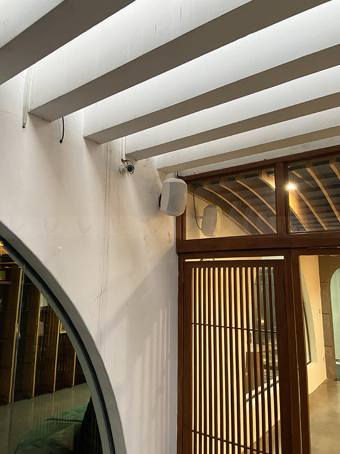 Loa HX-40DSW sau khi lắp đặt lên nhìn rất đẹp, phù hợp với không gian văn phòng