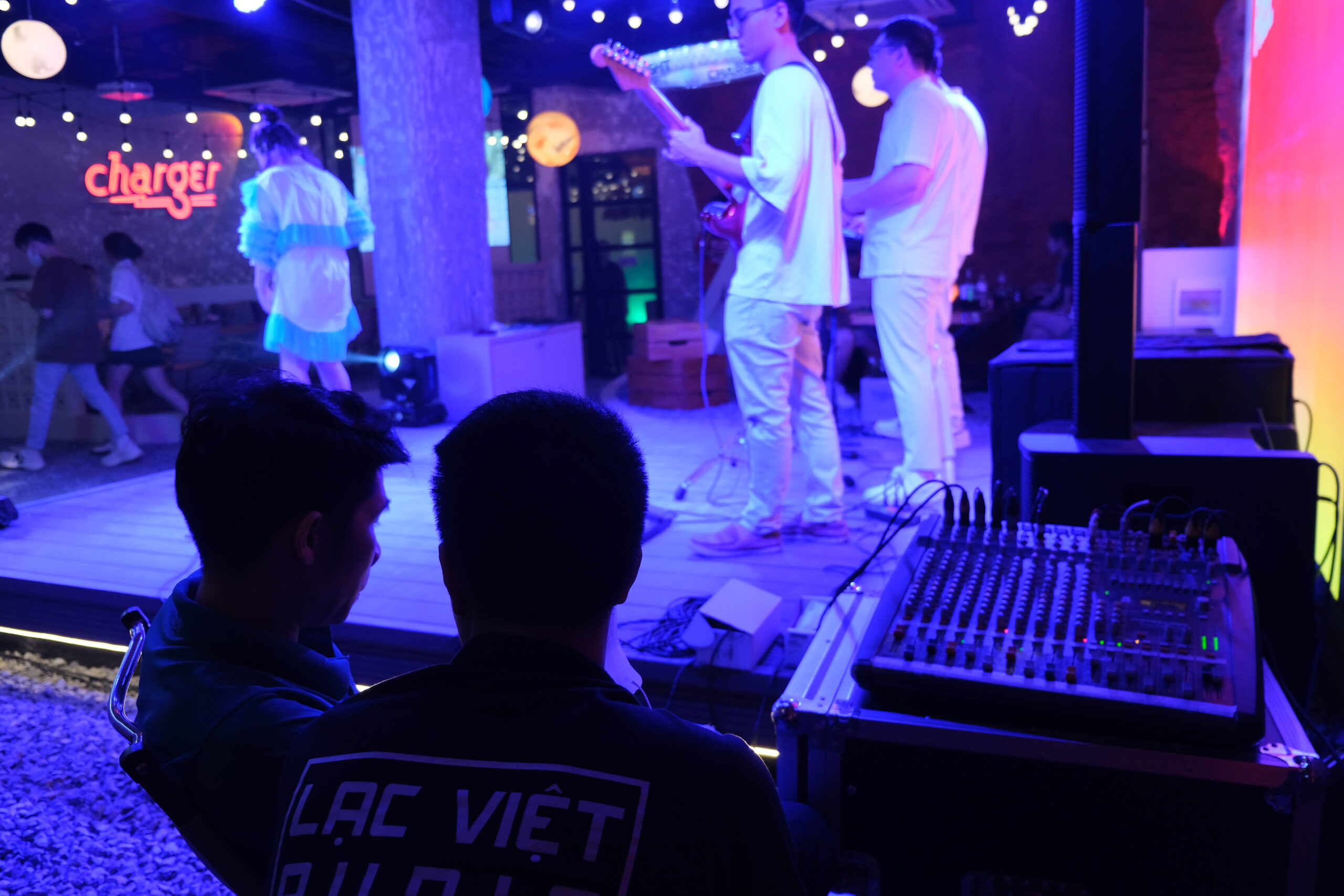 Nhân viên Lạc Việt Audio kiểm tra hoạt động thiết bị