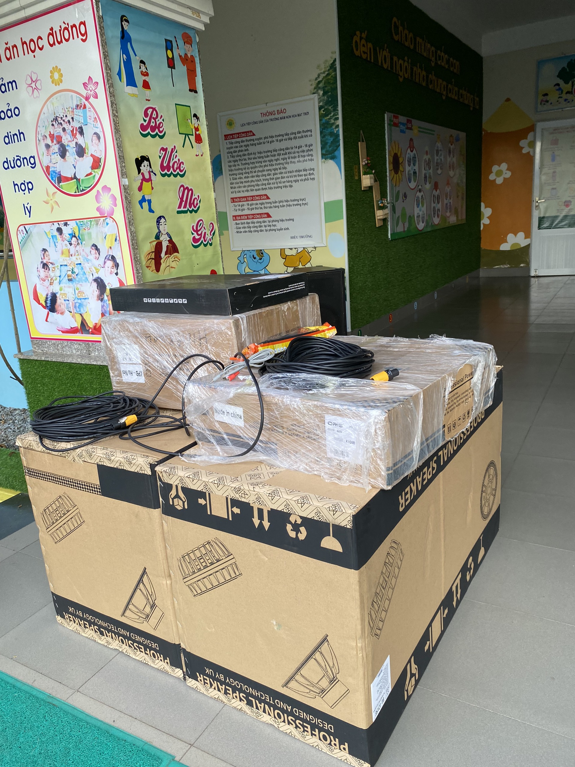 Các thùng hàng thiết bị được vận chuyển đến tận nơi Các thùng hàng thiết bị được vận chuyển đến tận nơi