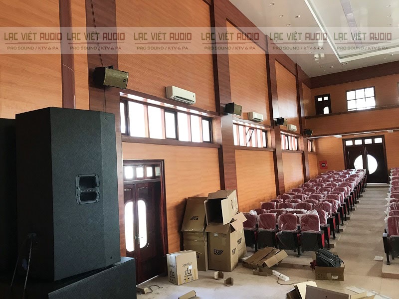 Loa vệ tinh được treo dọc 2 bên hội trường