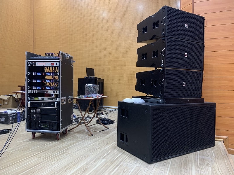 Hệ thống loa array và thiết bị xử lý cho hội trường