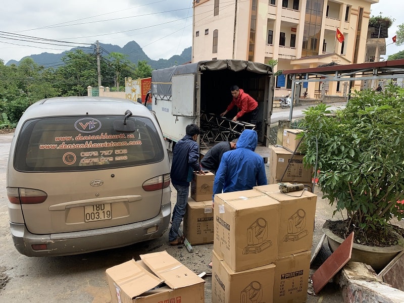 Tháo dỡ hàng hóa xuống hội trường