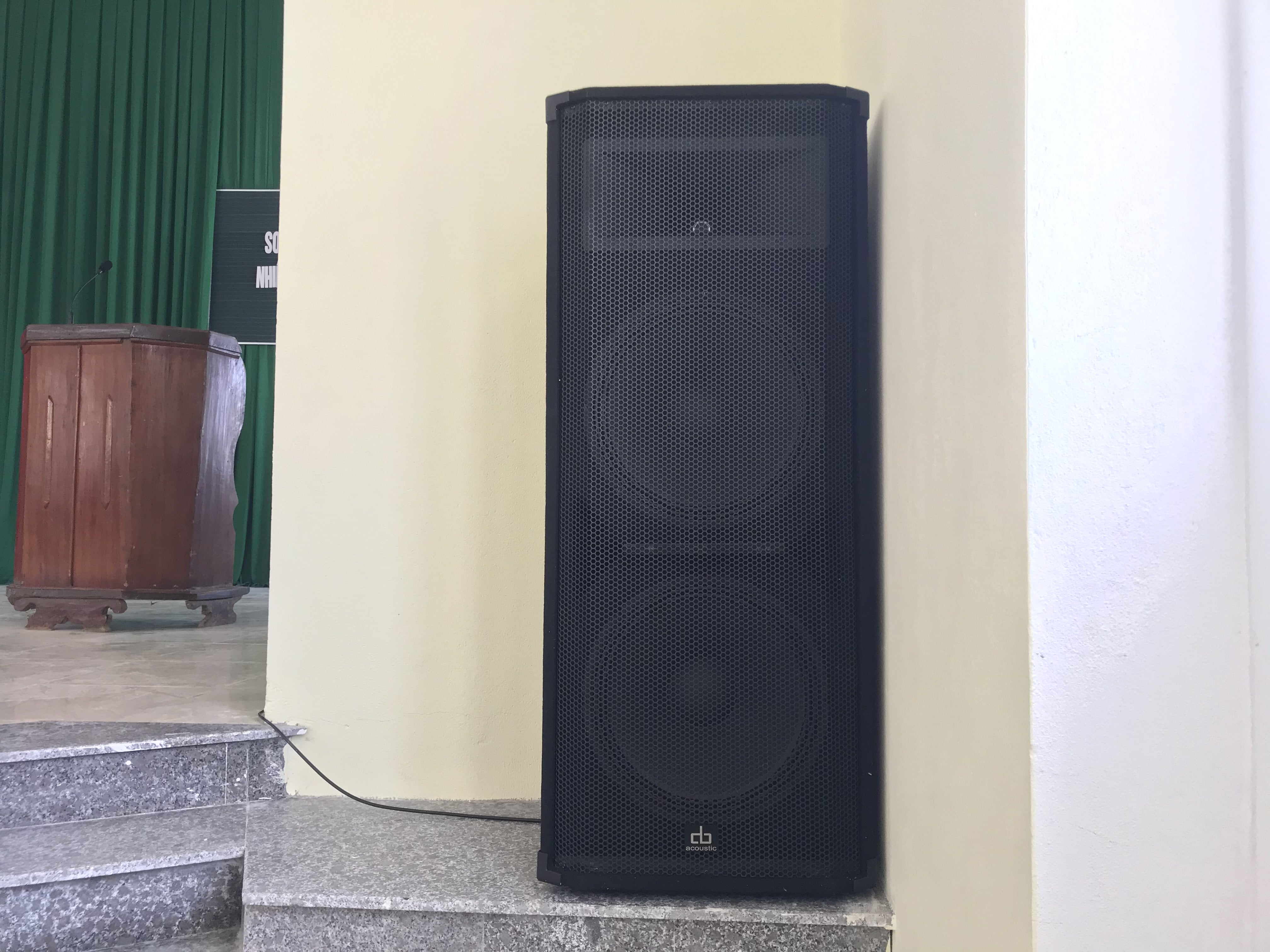 Thiết bị loa hội trường được sử dụng trong dàn âm thanh