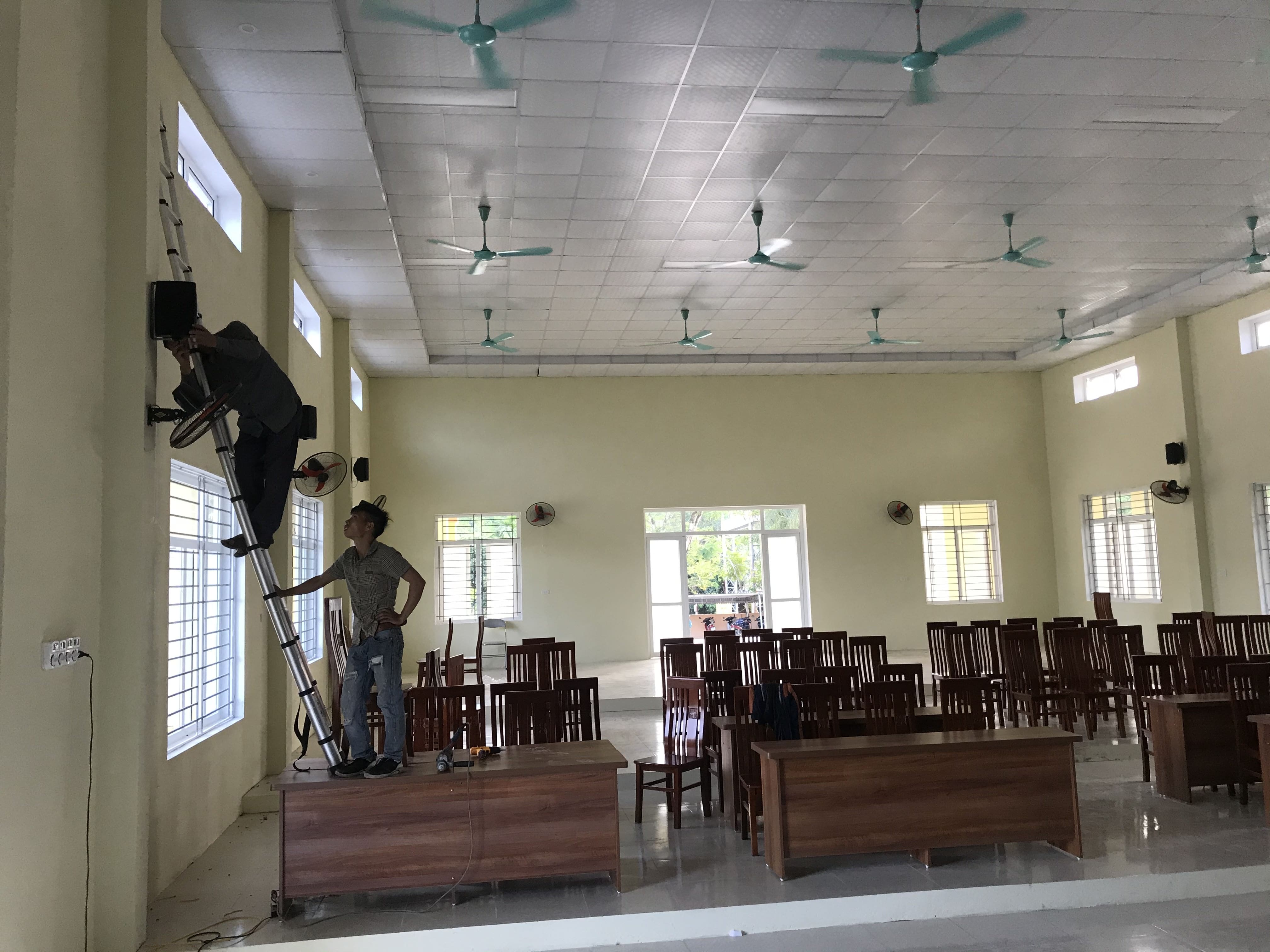 Các kỹ sư âm thanh của Lạc Việt Audio đang thi công lắp đặt sản phẩm cho dàn âm thanh hội trường