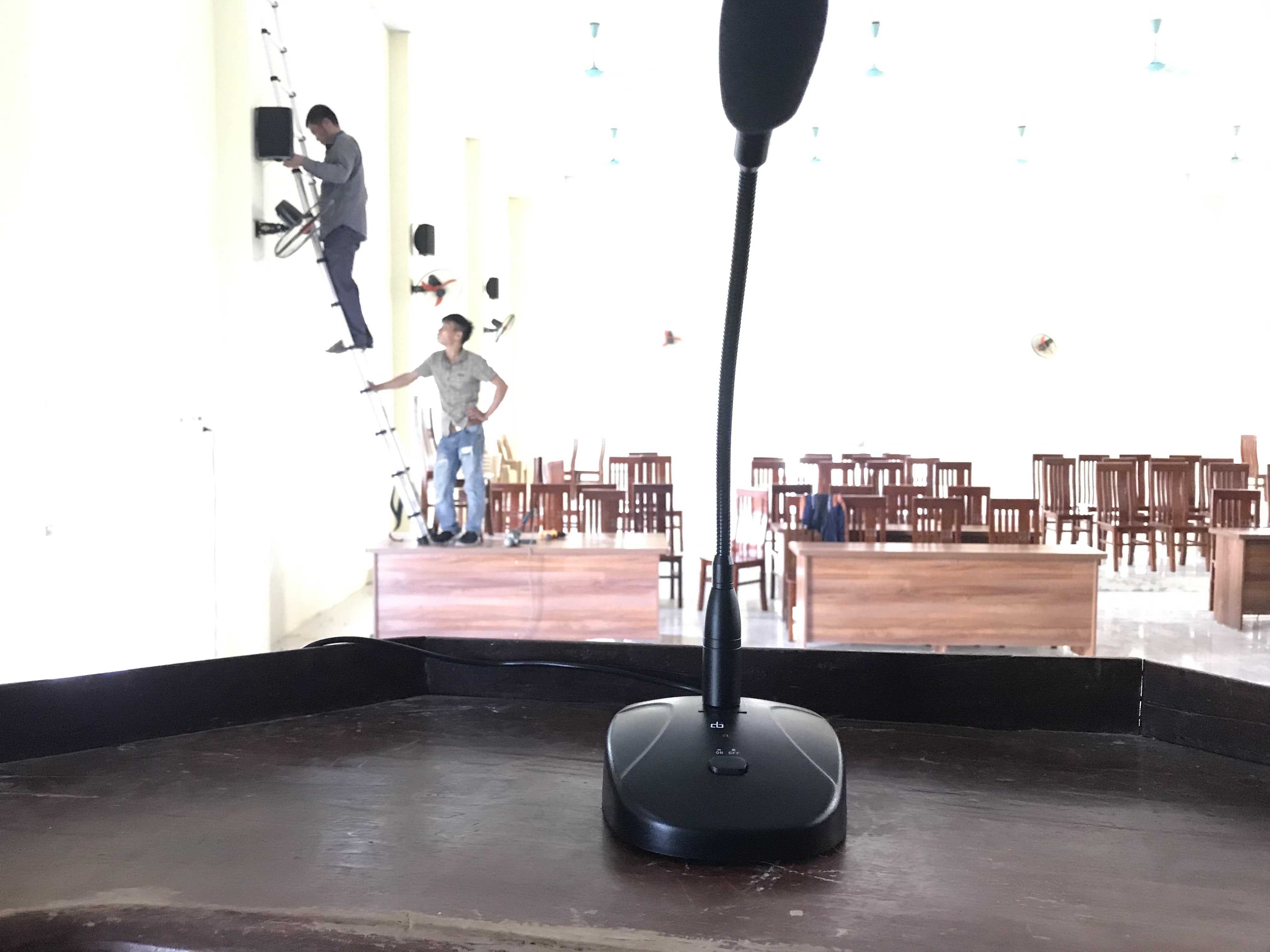 Các kỹ sư âm thanh của Lạc Việt Audio đang thi công lắp đặt sản phẩm cho dàn âm thanh hội trường