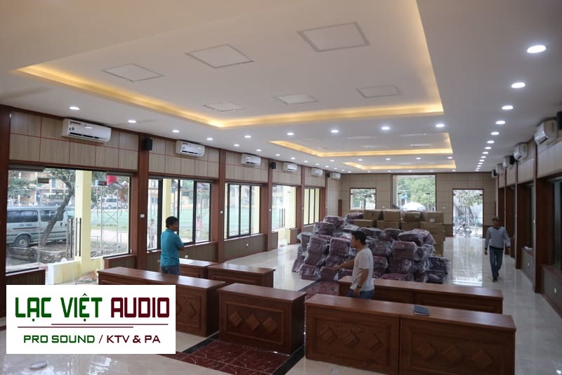 Các kỹ sư âm thanh của hãng tiến hành khảo sát 