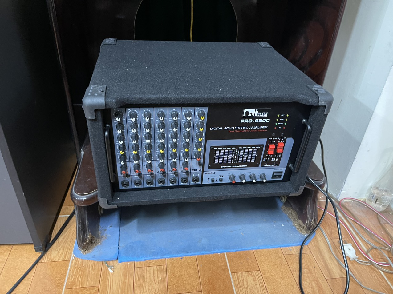 Amply Nouxun Pro 8800 đã được sắp xếp ngay ngắn