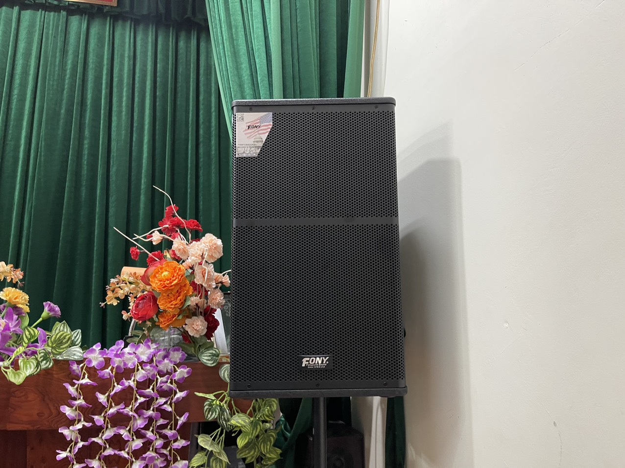 Loa Fony được sắp xếp đối xứng 2 bên