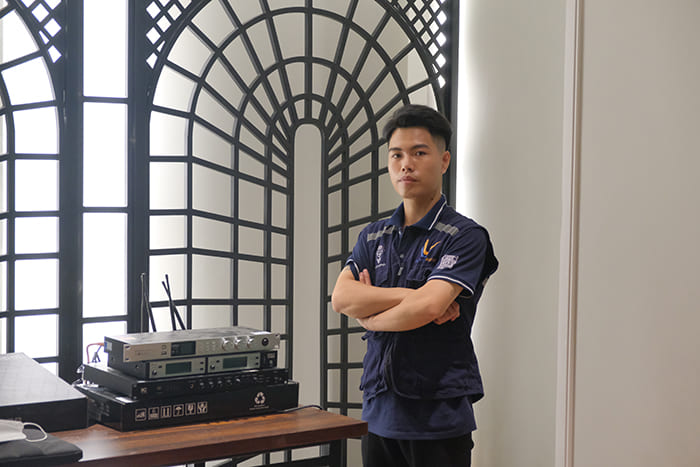 Nhân viên Lạc Việt Audio lắp đặt các thiết bị âm thanh Nhân viên Lạc Việt Audio lắp đặt các thiết bị âm thanh