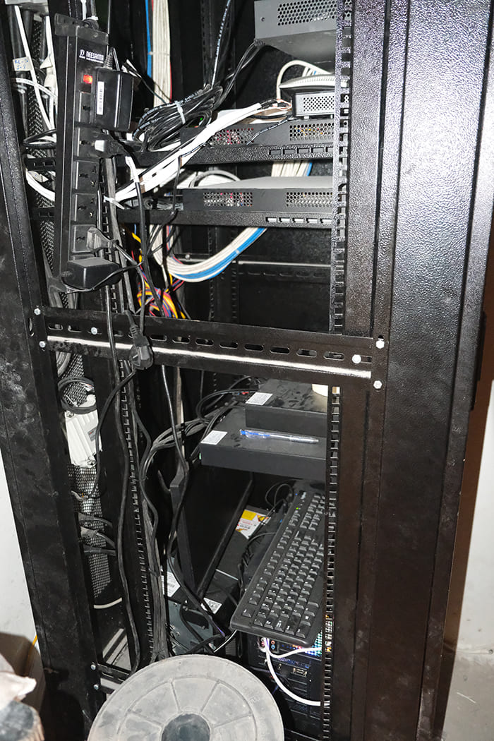 Hệ thống thiết bị được đặt trong tủ rack Hệ thống thiết bị được đặt trong tủ rack