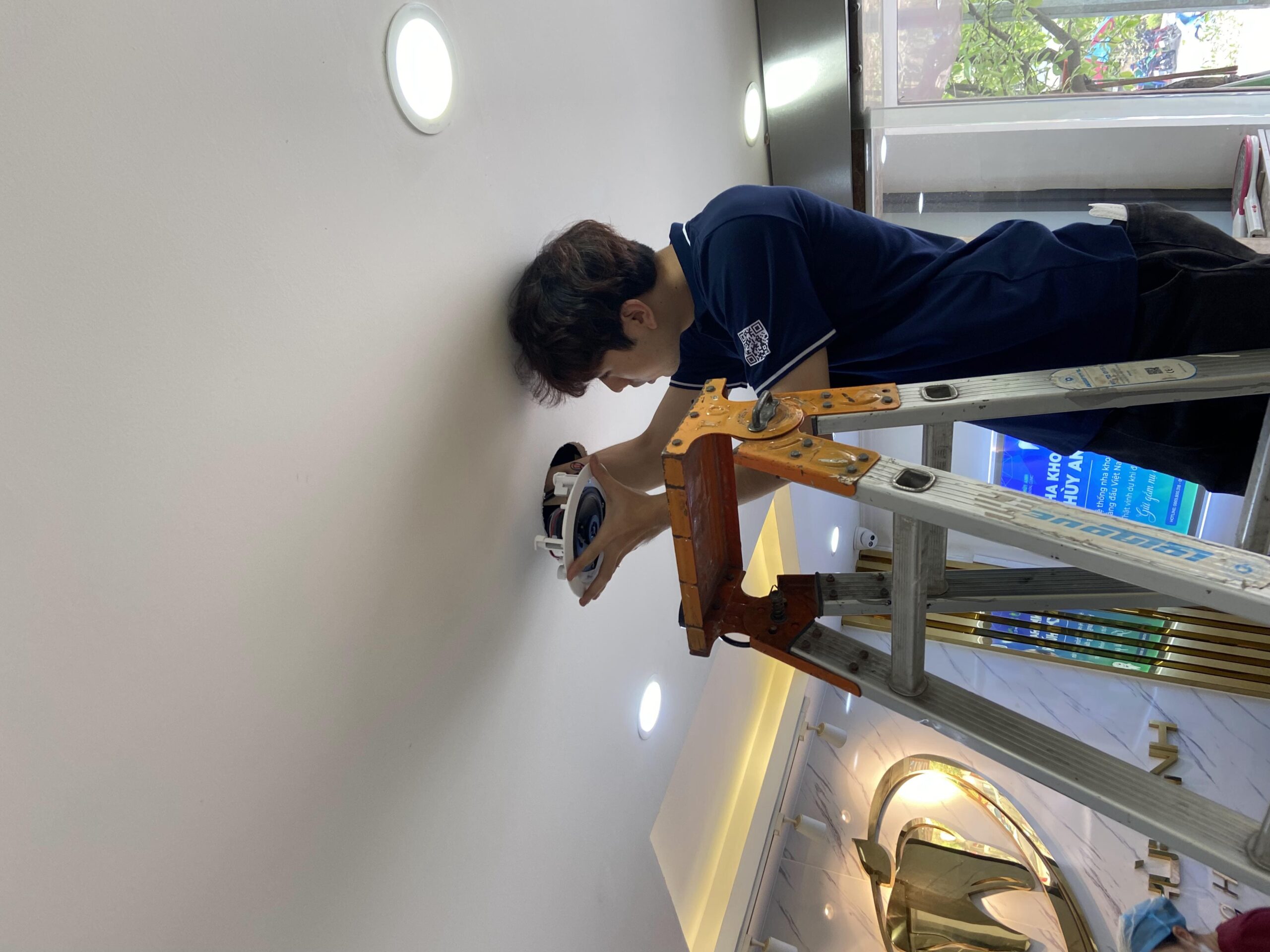Loa âm trần được lắp tỉ mỉ và cẩn thận