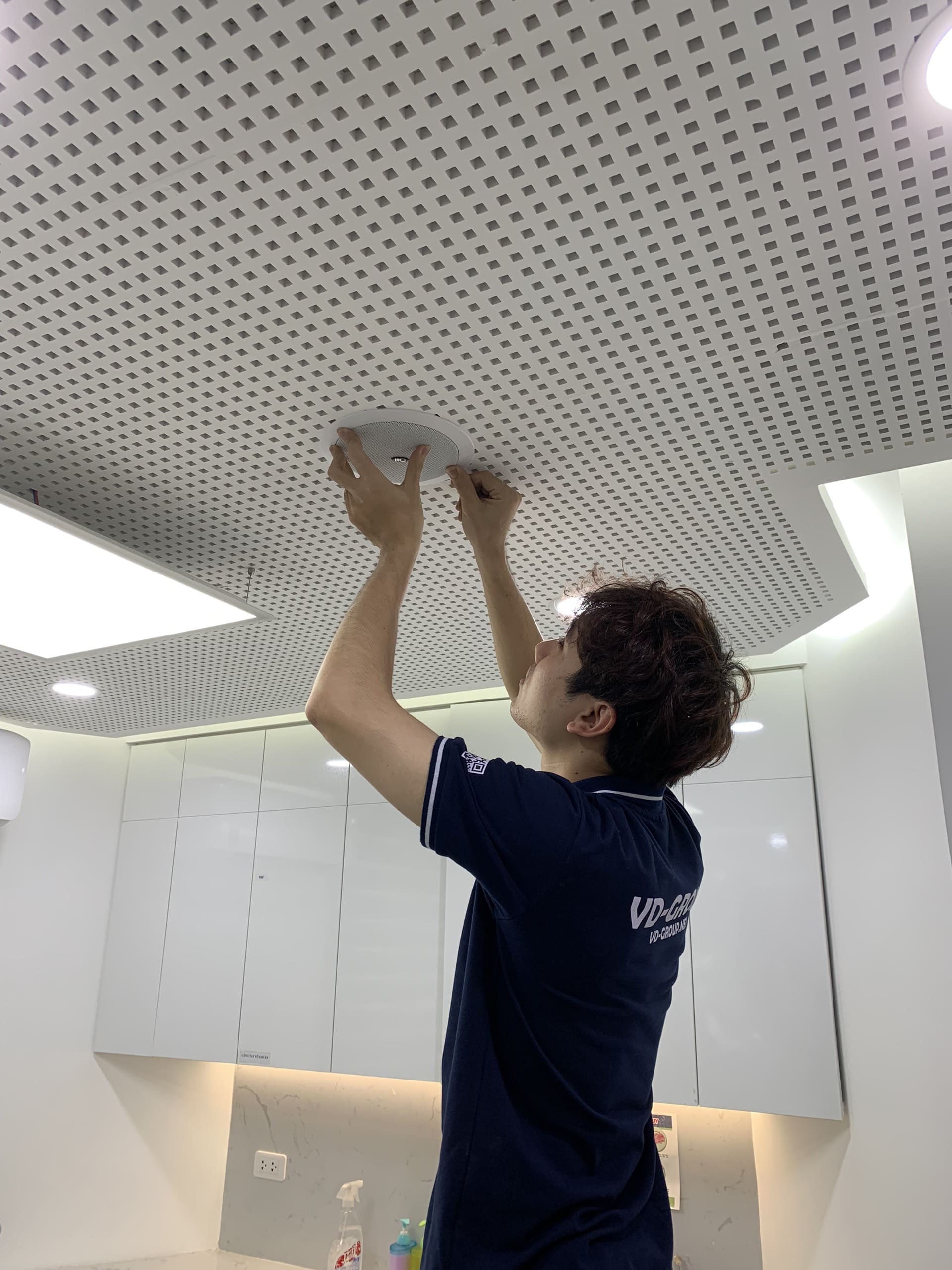 Nhân viên Lạc Việt Audio đang lắp loa âm trần