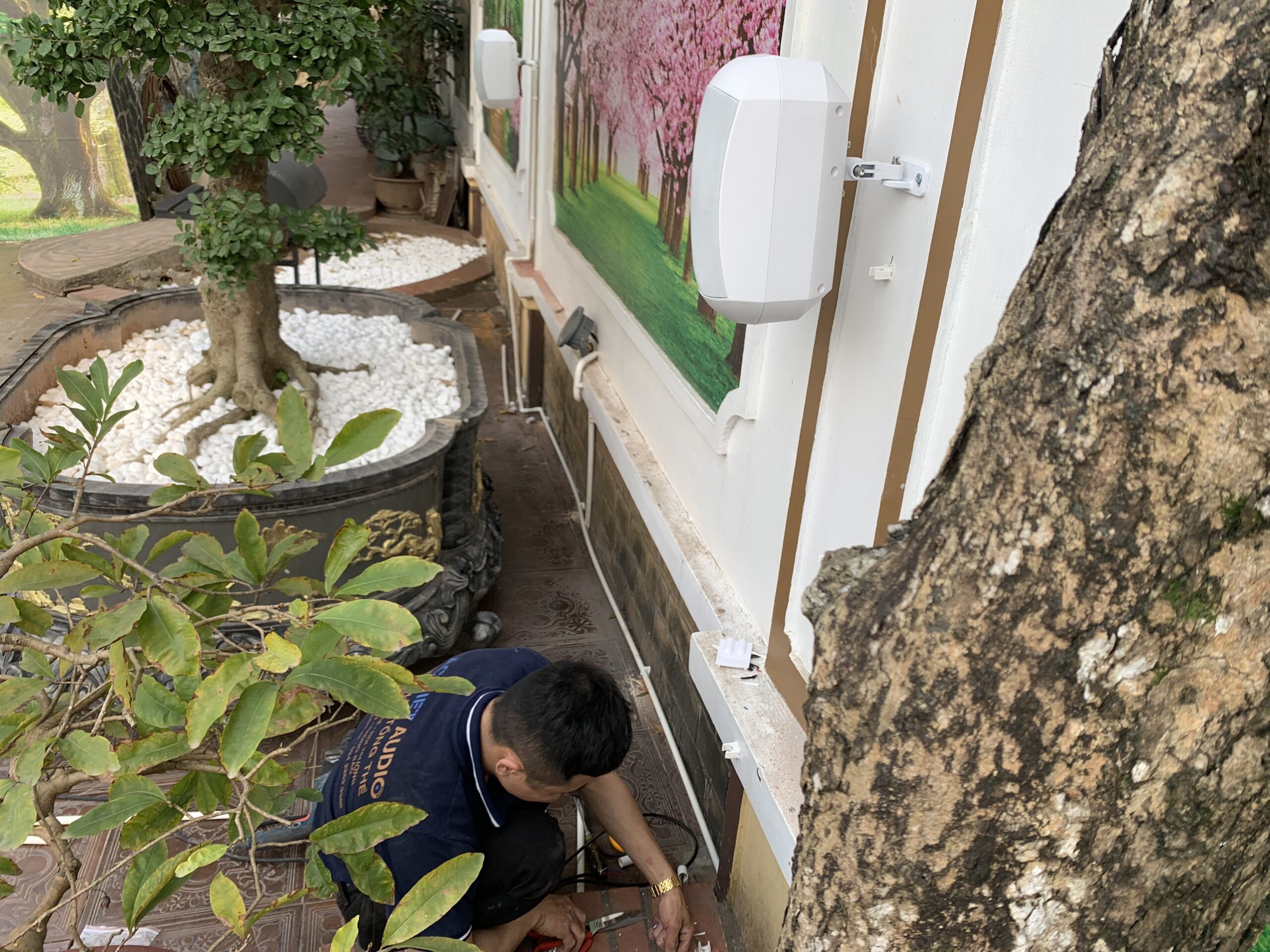 Kỹ thuật viên thực hiện đi dây cho hệ thống loa Kỹ thuật viên thực hiện đi dây cho hệ thống loa