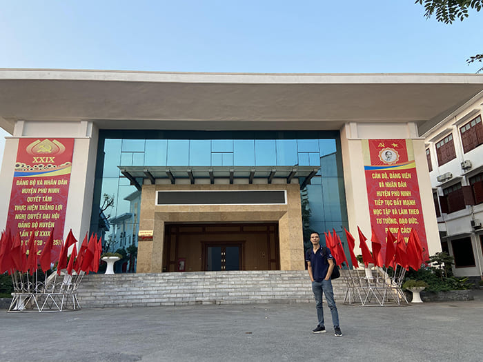Kỹ thuật viên đã đến địa điểm lắp đặt từ rất sớm, tác phong chuyên nghiệp