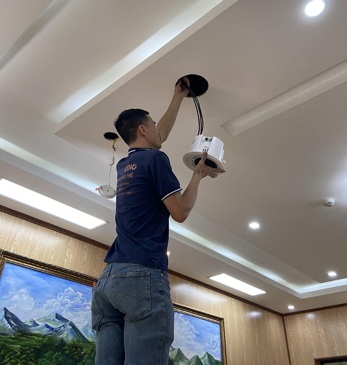 Kỹ thuật viên đi dây ngầm cho loa âm trần