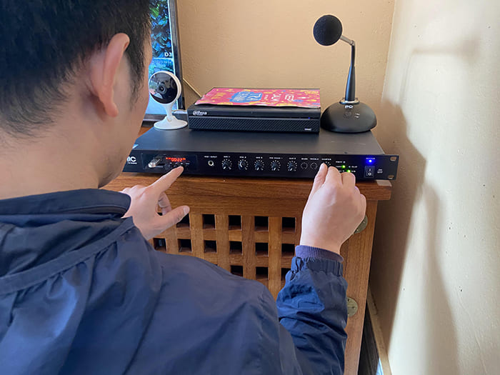 Kỹ thuật viên Lạc Việt Audio đang cài đặt, điều chỉnh amply ITC TD-500B