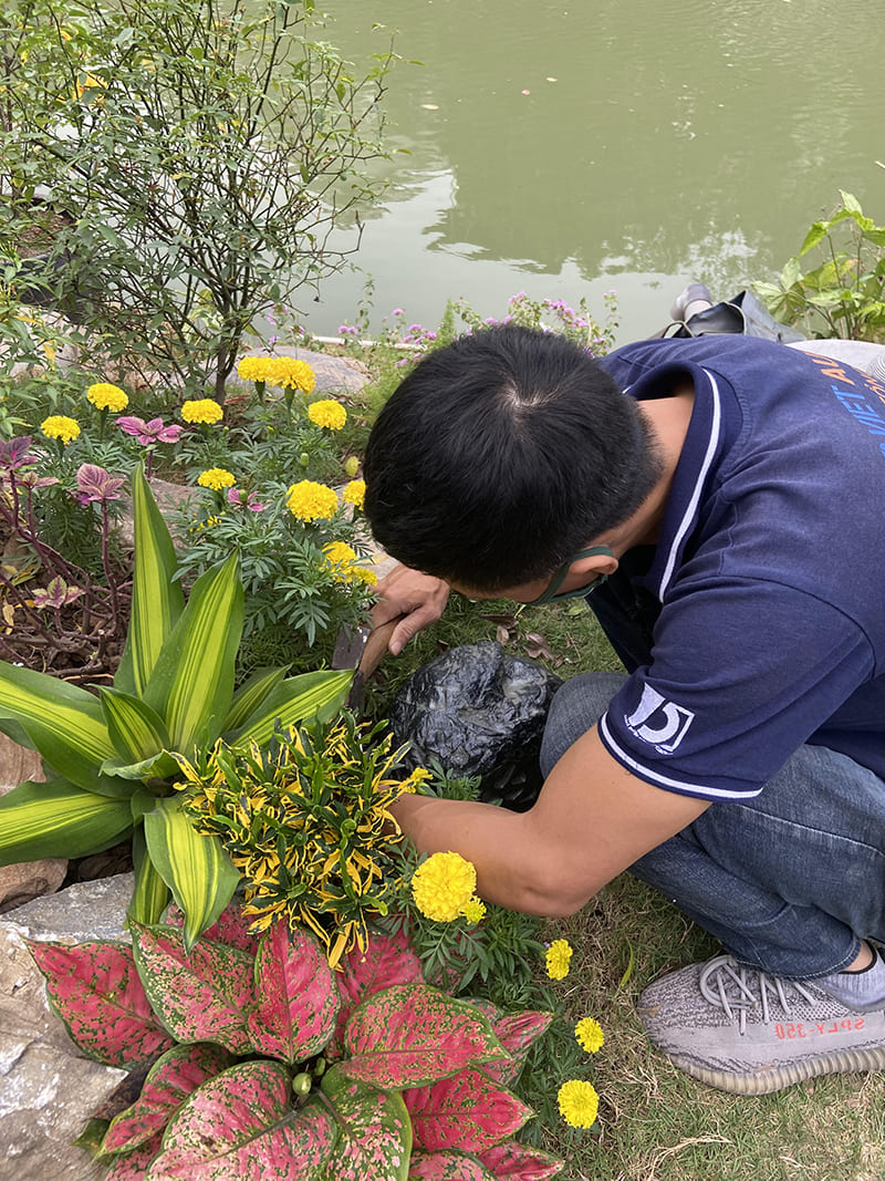 Kỹ thuật viên dùng búa cố định loa xuống nền đảm bảo sự chắc chắn cho loa
