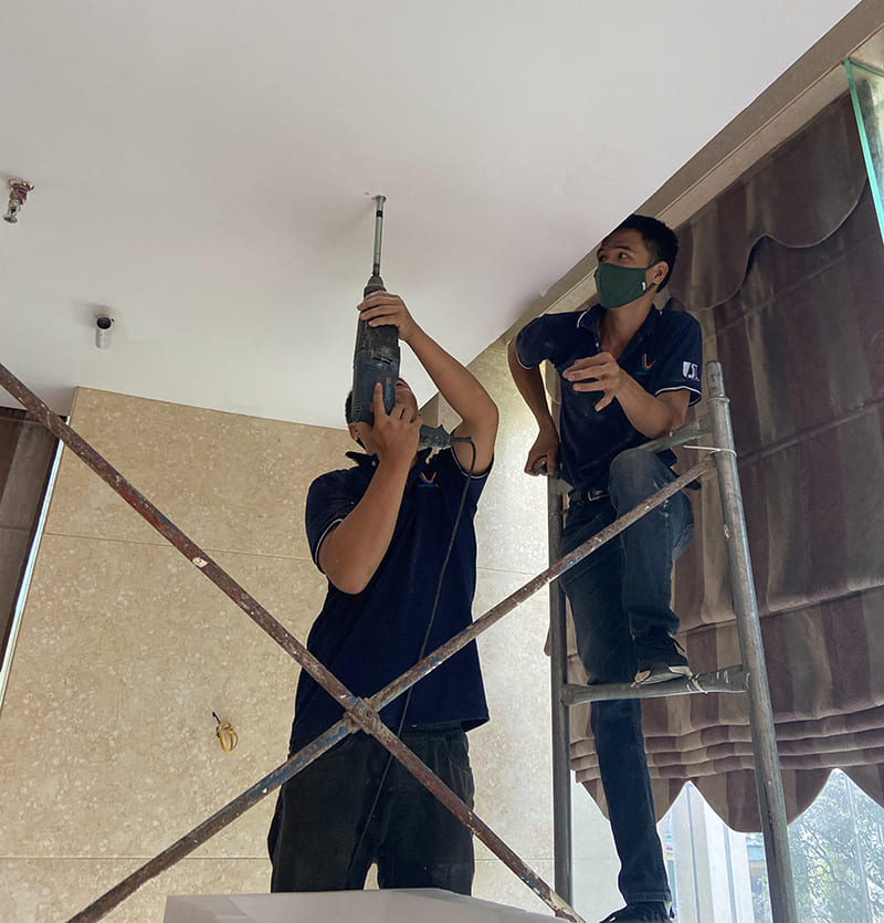 Qúa trình đục, khoét trần của các kỹ thuật viên Lạc Việt chuyên nghiệp