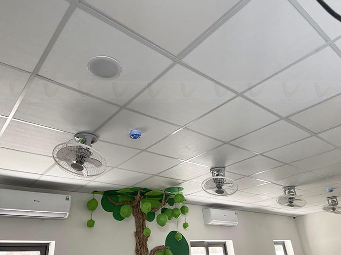 Loa âm trần được lắp đặt trong phòng học dùng để phát nhạc, thông báo
