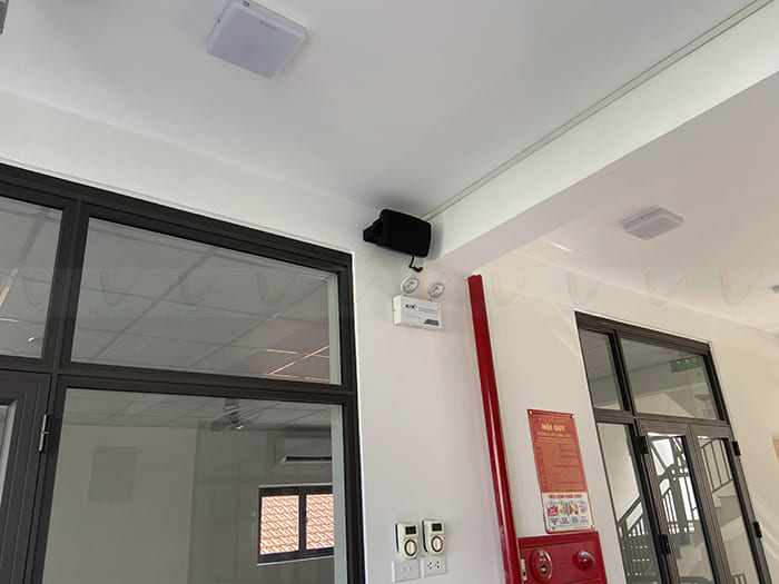 Hệ thống loa được đi dây trong ống gen rất gọn gàng, thẩm mỹ