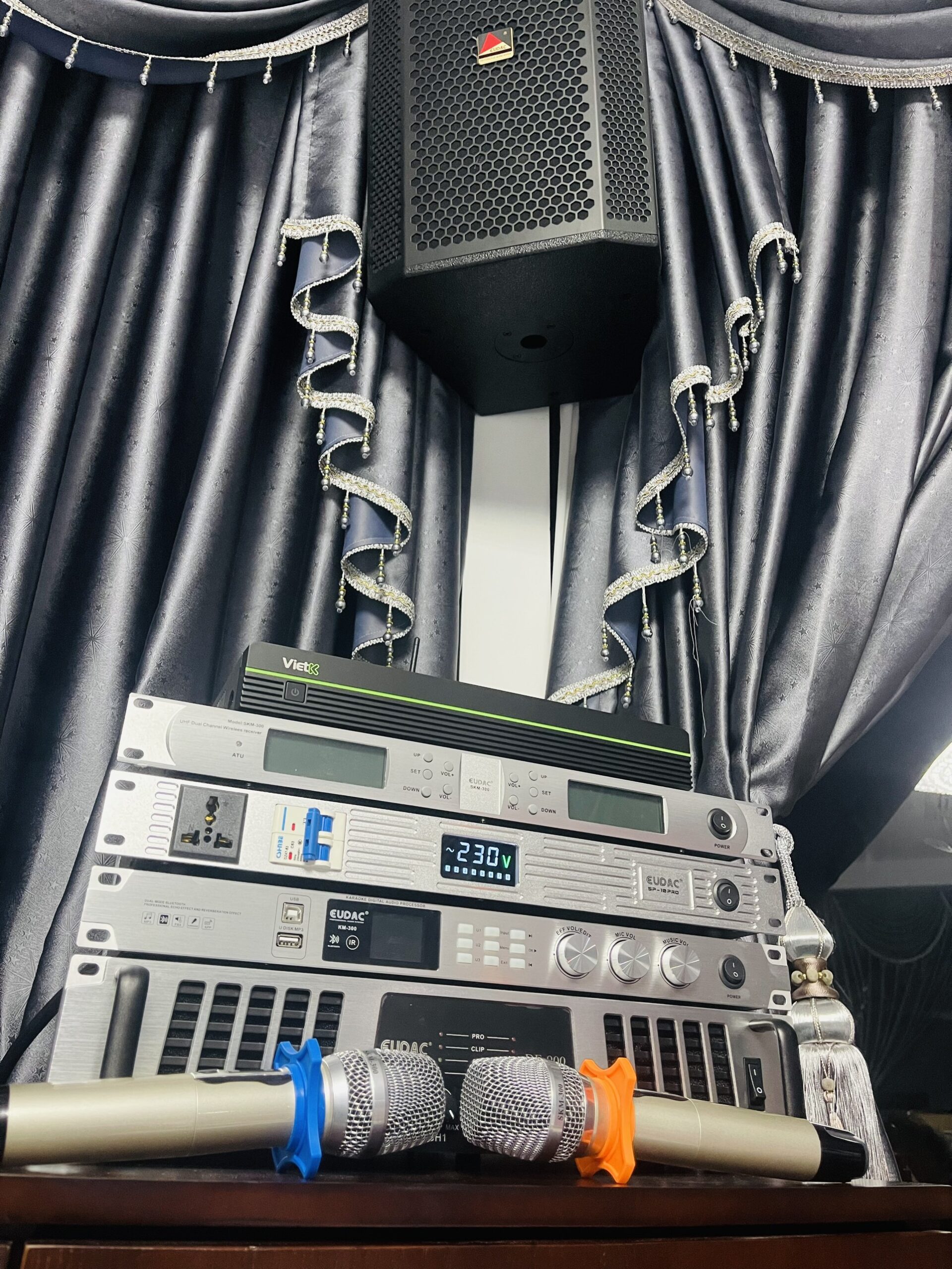 DÀN ÂM THANH KARAOKE GIA ĐÌNH 3 z5406957432653 c5014e0dcbd91e4668e7a61d404c4c65 scaled